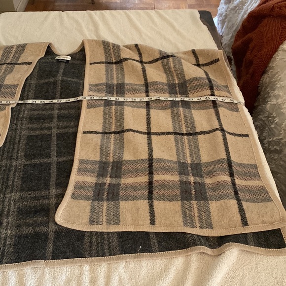 Neiman Marcus beautiful Ruana Cape/Shawl. This is so beautiful & chic - Picture 9 of 10